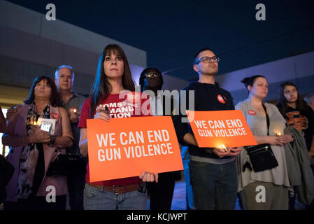 Las Vegas, USA. 05 Okt, 2017. Auf okt. 5, 2017, an der East Las Vegas Community Center, Lisa Bailey, dritter von links, und andere Teilnehmer hören, da Nev. sen. Pat Spearman, d-North las Vegas, spricht während einer Mahnwache für die Opfer der Route 91 Harvest Country Music Festival Massenerschießungen zu gedenken. Credit: Jason ogulnik/alamy leben Nachrichten Stockfoto