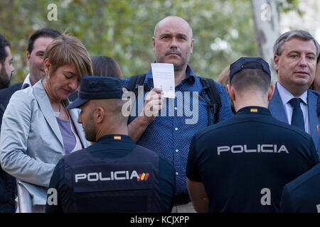 Madrid, Spanien. 06 Okt, 2017. Joan campuzano und andere Abgeordnete aus pdecat, ERC und pnv versuchen, dem nationalen Gericht zu erreichen, in Madrid, am Freitag, 06, Oktober 2017. Credit: gtres información más comuniación auf Linie, s l/alamy leben Nachrichten Stockfoto