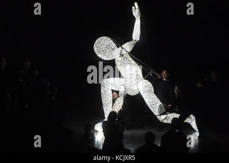 Ostrava, tschechische Republik. 05 Okt, 2017. Riesige Beleuchtung Marionetten der dundu Theater während der 12. Internationalen Puppet Theatre Festival durchführen namens spectaculo Interesse in Ostrava, Tschechische Republik, am 5. Oktober 2017. Credit: Jaroslav ozana/ctk Photo/alamy leben Nachrichten Stockfoto