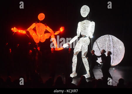 Ostrava, tschechische Republik. 05 Okt, 2017. Riesige Beleuchtung Marionetten der dundu Theater während der 12. Internationalen Puppet Theatre Festival durchführen namens spectaculo Interesse in Ostrava, Tschechische Republik, am 5. Oktober 2017. Credit: Jaroslav ozana/ctk Photo/alamy leben Nachrichten Stockfoto