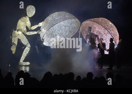 Ostrava, Tschechische Republik. Oktober 2017. Riesige Lichtpuppen des DUNDU-Theaters treten am 5. Oktober 2017 während des 12. Internationalen Puppentheaterfestivals Spectaculo Interesse in Ostrava auf. Quelle: Jaroslav Ozana/CTK Photo/Alamy Live News Stockfoto