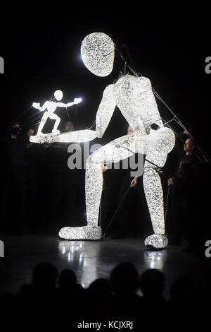 Ostrava, tschechische Republik. 05 Okt, 2017. Riesige Beleuchtung Marionetten der dundu Theater während der 12. Internationalen Puppet Theatre Festival durchführen namens spectaculo Interesse in Ostrava, Tschechische Republik, am 5. Oktober 2017. Credit: Jaroslav ozana/ctk Photo/alamy leben Nachrichten Stockfoto