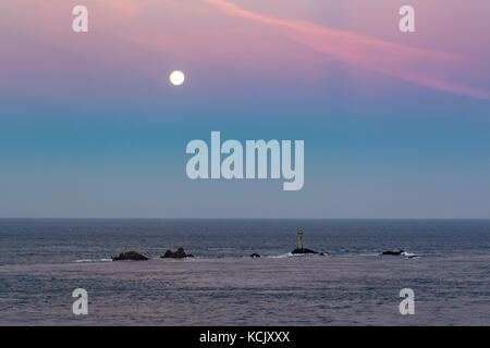 Lands End, Cornwall, UK. 6. Okt 2017. UK Wetter. Oktober volle Harvest Moon über den longships Leuchtturm bei Lands End, während die Sonnenaufgänge auf der gegenüberliegenden Horizont. Foto: Simon Maycock/Alamy leben Nachrichten Stockfoto