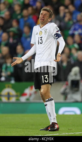 Belfast, Nordirland. Oktober 2017. Thomas Mueller im Einsatz während des WM-Qualifikationsspiels der Gruppe C zwischen Nordirland und Deutschland in Belfast, Nordirland, 5. Oktober 2017. Quelle: Christian Charisius/dpa/Alamy Live News Stockfoto