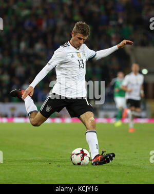 Belfast, Nordirland. Oktober 2017. Thomas Mueller im Einsatz während des WM-Qualifikationsspiels der Gruppe C zwischen Nordirland und Deutschland in Belfast, Nordirland, 5. Oktober 2017. Quelle: Christian Charisius/dpa/Alamy Live News Stockfoto