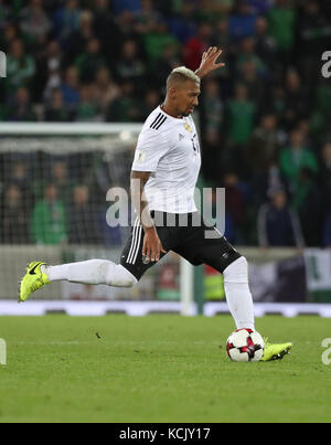 Belfast, Nordirland. Oktober 2017. Der Deutsche Jerome Boateng im Einsatz beim WM-Qualifikationsspiel der Gruppe C zwischen Nordirland und Deutschland am 5. Oktober 2017 in Belfast, Nordirland. Quelle: Christian Charisius/dpa/Alamy Live News Stockfoto