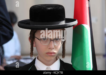 2. August 2013: Die Neturei Karta ist eine religiöse Gruppe von haredischen Juden, die sich selbst als „wahre Juden“ wahrnehmen. Sie sind gegen den Zionismus und den Staat Israel, da sie glauben, dass es Juden verboten ist, ihren eigenen Staat vor dem Kommen des jüdischen Messias zu haben Credit: Mara Jini/ImagesLive/ZUMA Wire/Alamy Live News Stockfoto