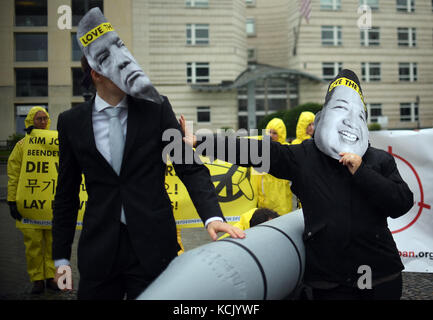 ARCHIV - AktivistInnen der Internationalen Kampagne zur Abschaffung von Atomwaffen (ICAN) protestieren vor der amerikanischen Botschaft mit Masken des nordkoreanischen Staatschefs Kim Jong-UN (R) und des US-Präsidenten Trump am 13. September 2017 in Berlin. Foto: Britta Pedersen/dpa-Zentralbild/dpa Stockfoto