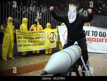 ARCHIV - AktivistInnen der Internationalen Kampagne zur Abschaffung von Atomwaffen (ICAN) protestieren vor der amerikanischen Botschaft mit Masken des nordkoreanischen Staatschefs Kim Jong-UN (R) und des US-Präsidenten Trump am 13. September 2017 in Berlin. Foto: Britta Pedersen/dpa-Zentralbild/dpa Stockfoto