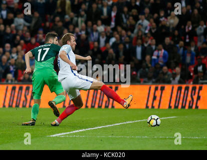 London, Großbritannien. 05 Okt, 2017. London, Großbritannien. 05 Okt, 2017. Harry Kane von England Kerben es 1-0 zu bilden während der Gruppe F WM-Qualifikationsspiel zwischen England und Slowenien im Wembley Stadion, London Am 5. Oktober 2017 Credit gespielt: Jason Mitchell/Alamy Live News Credit: Jason Mitchell/Alamy leben Nachrichten Stockfoto