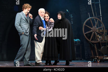 London, Großbritannien. 05 Okt, 2017. Bild zeigt: Young Frankenstein drücken Sie Anruf mit Mel Brooks. Mit der rechten Sommer Strallen, Hadley Fraser, Susan Stroman (Musikalische Leitung) Mel Brooks (Autor), Ross Noble, Lesley, Joseph, Diane Pilkington, rosa Anzug Pic per Kreditkarte Links: Gavin Rodgers/Alamy leben Nachrichten Stockfoto