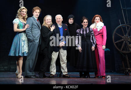 London, Großbritannien. 05 Okt, 2017. Bild zeigt: Young Frankenstein drücken Sie Anruf mit Mel Brooks. Mit der rechten Sommer Strallen, Hadley Fraser, Susan Stroman (Musikalische Leitung) Mel Brooks (Autor), Ross Noble, Lesley, Joseph, Diane Pilkington, rosa Anzug Pic per Kreditkarte Links: Gavin Rodgers/Alamy leben Nachrichten Stockfoto