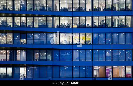 London, Großbritannien. Oktober 2017. Menschen können in Büros in einem Hochhaus im Finanzviertel City of London, England, am 3. Oktober 2017, arbeiten. Quelle: Monika Skolimowska/dpa-Zentralbild/dpa/Alamy Live News Stockfoto