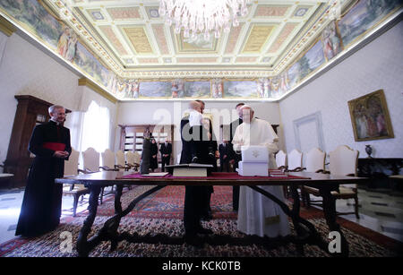 Vatikan. Oktober 2017. PAPST FRANZISKUS trifft den litauischen Premierminister SAULIUS SKVERNELIS in der Privatbibliothek des Apostolischen Gebäudes im Vatikan Credit: Evandro Inetti/ZUMA Wire/Alamy Live News Stockfoto