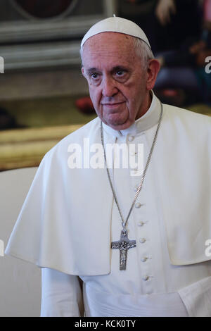 Vatikan. Oktober 2017. PAPST FRANZISKUS trifft den litauischen Premierminister SAULIUS SKVERNELIS in der Privatbibliothek des Apostolischen Gebäudes im Vatikan Credit: Evandro Inetti/ZUMA Wire/Alamy Live News Stockfoto