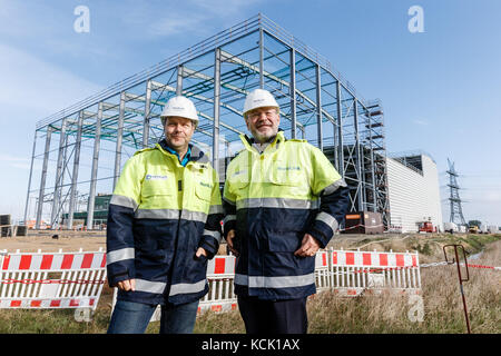 Nortorf, Deutschland. Oktober 2017. Der Umweltminister Schleswig-Holsteins, Robert Habeck (L) und Lex Hartman, Vorsitzender der fTenneT TSO GmbH, sind am 6. Oktober 2017 auf der Baustelle der Umrichterstation Nordlink im Wilster-Marschland bei Nortorf zu sehen. Die Umrichterstation ist Teil einer Stromverbindung von Norwegen nach Deutschland, die ab 2020 norwegischen Wasserstrom nach Süden transportieren wird. Quelle: Markus Scholz/dpa/Alamy Live News Stockfoto