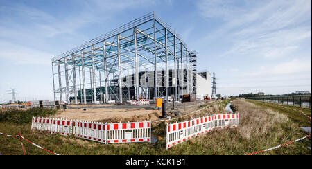 Nortorf, Deutschland. Oktober 2017. Die Baustelle der Nordlink Converter Station ist am 6. Oktober 2017 im Wilster Marschland bei Nortorf zu sehen. Die Umrichterstation ist Teil einer Stromverbindung von Norwegen nach Deutschland, die ab 2020 norwegischen Wasserstrom nach Süden transportieren wird. Quelle: Markus Scholz/dpa/Alamy Live News Stockfoto