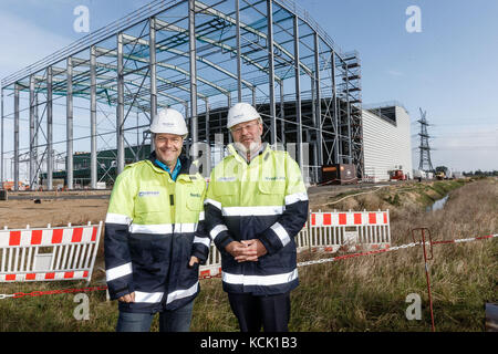 Nortorf, Deutschland. Oktober 2017. Der Umweltminister Schleswig-Holsteins, Robert Habeck (L) und Lex Hartman, Vorsitzender der fTenneT TSO GmbH, sind am 6. Oktober 2017 auf der Baustelle der Umrichterstation Nordlink im Wilster-Marschland bei Nortorf zu sehen. Die Umrichterstation ist Teil einer Stromverbindung von Norwegen nach Deutschland, die ab 2020 norwegischen Wasserstrom nach Süden transportieren wird. Quelle: Markus Scholz/dpa/Alamy Live News Stockfoto