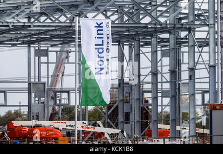 Nortorf, Deutschland. Oktober 2017. Die Baustelle der Nordlink Converter Station ist am 6. Oktober 2017 im Wilster Marschland bei Nortorf zu sehen. Die Umrichterstation ist Teil einer Stromverbindung von Norwegen nach Deutschland, die ab 2020 norwegischen Wasserstrom nach Süden transportieren wird. Quelle: Markus Scholz/dpa/Alamy Live News Stockfoto