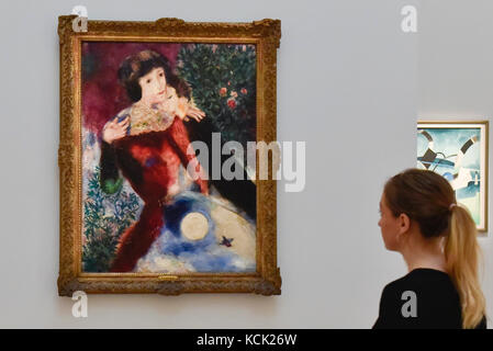 London, Großbritannien. 6. Okt 2017. Ein Mitarbeiter Ansichten 'Les Amoureux', 1928, von Marc Chagall in einer Vorschau bei Sotheby's in New Bond Street der zeitgenössischen, Impressionistischen und modernen Kunstwerken in New York im November 2017 versteigert werden. Credit: Stephen Chung/Alamy leben Nachrichten Stockfoto