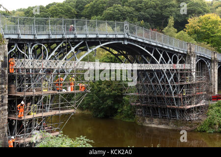 Ironbridge, Shropshire, Großbritannien. 06 Okt, 2017. Die weltweit älteste Iron Bridge in einem £ 1,2 Mio. Erhaltung makeover Aufgrund von Spannungen in der SCHMIEDEARBEITEN. Das Projekt, der größte seiner Art von English Heritage, stop wird Risse auf der Brücke. Die Brücke über den Fluss Severn an Ironbridge in Shropshire überspannt, da es im Jahre 1779 abgeschlossen wurde und zum Weltkulturerbe der Unesco in 1986. Quelle: David Bagnall/Alamy leben Nachrichten Stockfoto