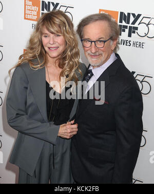 New York, New York, USA. Oktober 2017. Schauspielerin KATE CAPSHAW und Ehemann/Regisseur STEVEN SPIELBERG nehmen an der 55. New York Film Festival Premiere von „Spielberg“ Teil, die Alice Tully Hall im Lincoln Center fand. Quelle: Nancy Kaszerman/ZUMA Wire/Alamy Live News Stockfoto