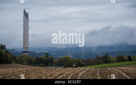 ThyssenKrupp-Testturm für Aufzüge in Rottweil, Deutschland, 06. Oktober 2017. Der Turm ist das höchste Gebäude in Baden-Württemberg und der Besuchersteig ist mit 232 Metern Höhe der höchste in Deutschland. Foto: Sebastian Gollnow/dpa Stockfoto