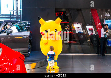 Pikachu und Junge an 2017 Shenzhen Auto Show. Stockfoto