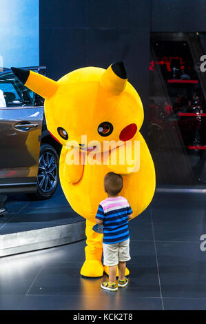 Pikachu tappend Junge 2017 Shenzhen Auto Show. Stockfoto