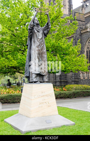 Bronze Statue der Hl. Katharina von Siena, die bis eine Dornenkrone. Stockfoto