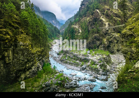 Berge Canyon Tal. Wunderschöne Flusslandschaft Stockfoto