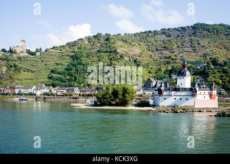 Die Stadt kaub am Rhein mit Burg in Deutschland Pfalz im Vordergrund. Stockfoto