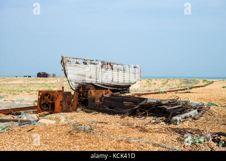 Verfallende Boot am Strand von dungeness Stockfoto