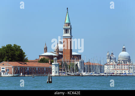 Venedig Italien Glockenturm von St. George Kirche und die Kuppel der Basilika der Madonna della Salute aus dem Boot namens Vaporetto in italienischer Sprache Stockfoto