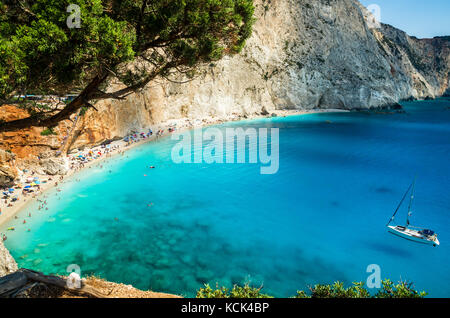 Porto Katsiki Strand in Lefkada Insel, Griechenland. Schöne Aussicht auf den Strand. Das Wasser ist türkis und es Touristen am Strand und ein Boot auf Stockfoto