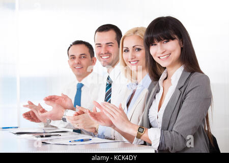 Happy business Leute klatschen im Büro Stockfoto