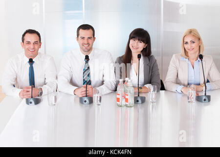 Glückliche Gruppe von Geschäftsleuten in einer Konferenz sitzen Stockfoto