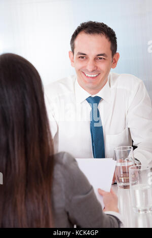 Zwei glückliche Geschäftsleute in der Sitzung Stockfoto
