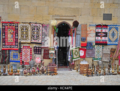 Fassade der traditionellen Souvenirs Shop in Baku, Aserbaidschan Stockfoto