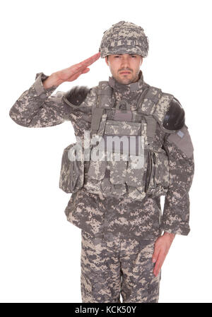 Mann in Uniform salutierte auf weißem Hintergrund Stockfoto