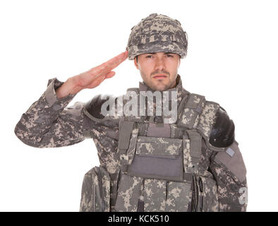 Mann in Uniform salutierte auf weißem Hintergrund Stockfoto