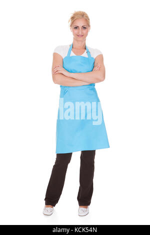 Glückliche Frau tragen Küche Schürze auf weißem Hintergrund Stockfoto