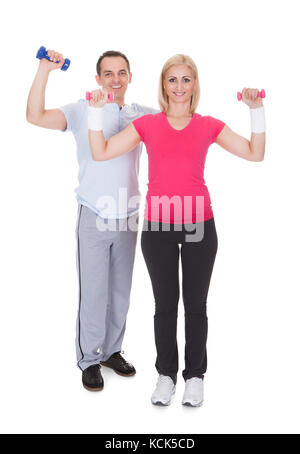 Glückliches Paar Training mit Hanteln Over White Background Stockfoto