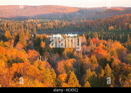 Kleinen See unterhalb Hügel und Bäume mit Herbst Farbe im nördlichen Minnesota Stockfoto