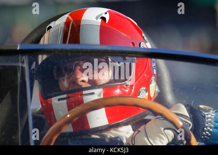 LE MANS, Frankreich, 9. Juli 2016: Fahrer bei Le Mans Classic auf der Strecke der 24 Stunden. Keine andere Veranstaltung der Welt versammelt so viele alte Racing Stockfoto