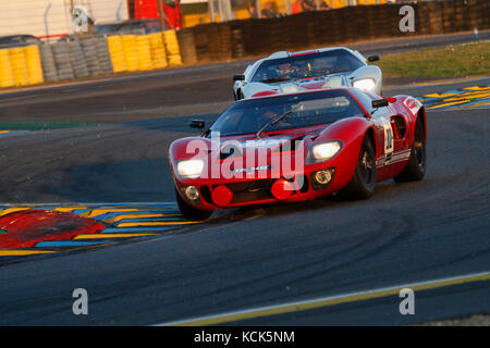 LE MANS, Frankreich, 9. Juli 2016: Altes Auto Rennen in Le Mans Classic auf der Strecke der 24 Stunden. Keine andere Veranstaltung der Welt versammelt so viele alte Stockfoto