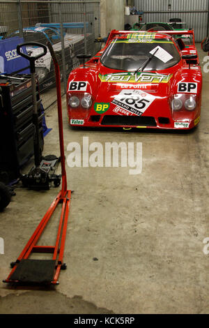 LE MANS, Frankreich, 9. Juli 2016: Garagen bei der Le Mans Classic auf der Strecke der 24 Stunden. Keine andere Veranstaltung der Welt versammelt so viele alte Racin Stockfoto