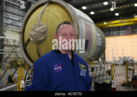 Nasa-astronaut Barry butch Wilmore checkt das Interim kryogene Antriebsstufe für die Orion Space launch System 1-Rakete auf der Cape Canaveral Air Force Station starten Allianz horizontale Integration facility März United 16, 2017 in Cape Canaveral, Florida. (Foto von Kim shiflett über planetpix) Stockfoto