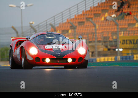LE MANS, Frankreich, 10. Juli 2016: Alte Rennwagen Rennen in Le Mans Classic auf der Strecke der 24 Stunden. Keine andere Veranstaltung der Welt montiert Stockfoto