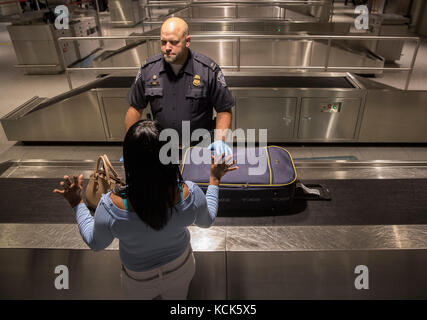 US-Zollbeamte und Grenzschutzbeamte geben das Gepäck auf, während sie internationale Passagierflüge am Boston Logan International Airport am 21. Juni 2017 in Boston, Massachusetts, bearbeiten. (Foto von Glenn Fawcett via Planetpix) Stockfoto